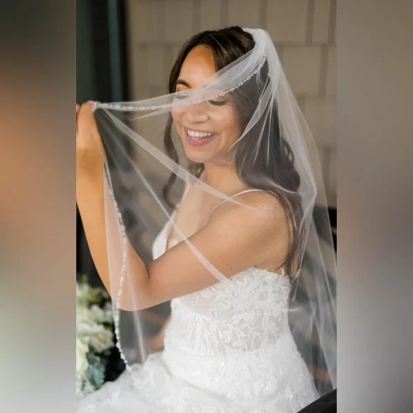 Fingertip Beaded Wedding Veil Tulle Ivory Bridal Hairpieces display picture 3